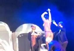 Lady Gaga sahnede soyundu!