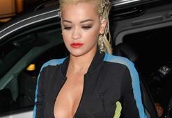 Rita Ora'dan derin dekolte!