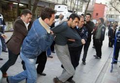 AKP binası çatısında TEKEL mücadelesi