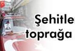 Şehit tabutu kola şemsiyesinin altında