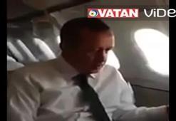 Başbakan uçakta şarkı söyledi!
