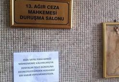Mahkemenin kapısında dikkat çeken yazı!