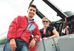 Başkemancılığı bıraktı şehit eşi gibi pilot oldu!