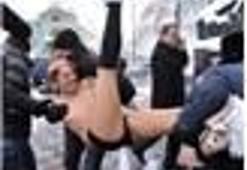FEMEN Twitter için soyundu
