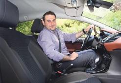 Kadın otomobilin rengine; erkek donanıma bakıyor