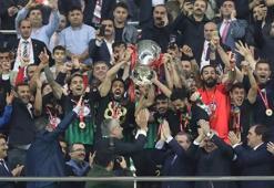 Akhisarspor’un kupasını Bakan Bak verdi