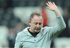 Sergen Yalçın saha ortasında toplantı yaptı! Serzeniş...