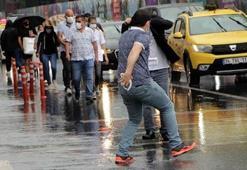İstanbul'u sel vurdu! Araçlar mahsur kaldı evleri su bastı