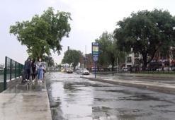 Balat'ta yaşanan su taşkınları tramvay seferlerini durdurdu