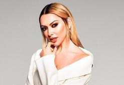 Hadise yürekleri hoplattı! Derin göğüs dekolteli bikinisiyle...