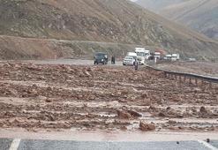 Hakkari - Van karayolunda heyelan, Erciş'te 13 köyde taşkın