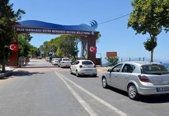 Kuşadasında, yoğunluk nedeniyle Milli Park araç girişine kapatıldı