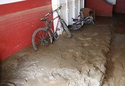 Artvin'de sel gitti, çamur kaldı! Kayıp 1 kişi aranıyor