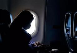 Yolcu uçağına karısının kılığıyla binen koronavirüslü erkek havada panik yarattı!