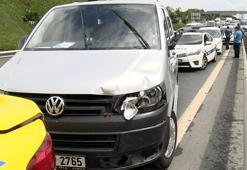 Kazayı kontrol etmek için araçtan inen yolcuya minibüs çarptı!