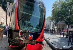 İstanbul'da raydan çıkan tramvay elektrik direğine çarptı