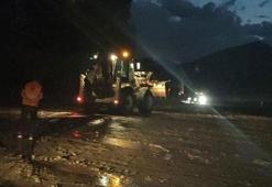 20 dakikalık sağanak sele neden oldu, karayolu ulaşıma kapandı