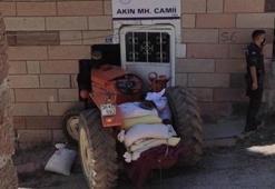 Traktörüyle cami duvarına çarpan sürücü hayatını kaybetti!