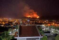 Orman yangınlarıyla mücadele son dakika haberleri! Alevlerden kaçmak için ırmağa atladılar: 2 saat ölümü ensemizde hissettik...