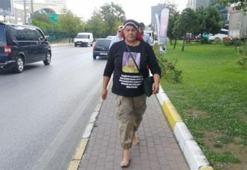 Oğlunun mezarına çıplak ayakla yürüdü