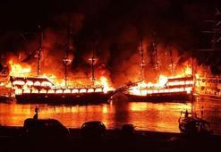 Alanya'da facia! 4 gezi teknesi alev alev yandı