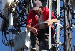 İntihar için  baz istasyonuna çıktı! Eşi gelir gelmez...