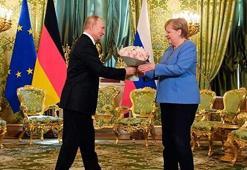 Merkel ve Putin görüşmesinde ortaya çıktı! Dikkat çeken çiçek detayı