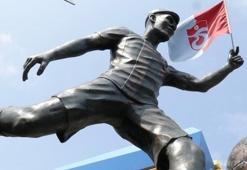 Nwakaeme'nin önce heykeli dikildi şimdi de yeni kontrat