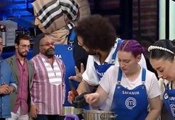 MasterChef'te şaşırtan durum! Mehmet Şef tencereyi aldı!
