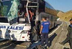 Yolcu otobüsü ile TIR çarpıştı; 1'i ağır, 3 yaralı
