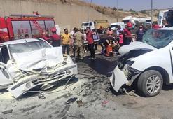 Otomobiller kafa kafaya çarpıştı! 3'ü ağır, 6 yaralı