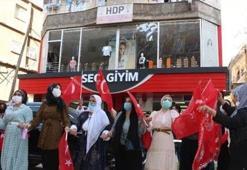Oğluna kavuşan anne, HDP il binası önünde Türk bayrağıyla halay çekti