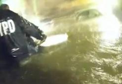 Central Park'ta polis, selde mahsur kalanları böyle kurtardı
