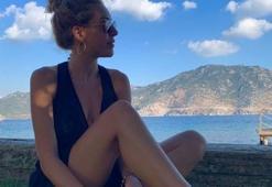 Sinem Kobal'dan çimlerde sahil pozu