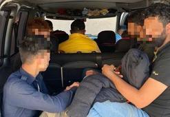 Polisin durdurduğu hafif ticari araçta 8 kaçak göçmen yakalandı