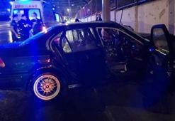 Esenler'de otomobil aydınlatma direğine çarptı: 3 yaralı