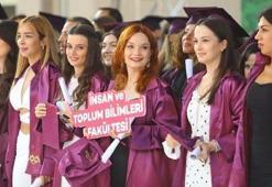 Öğrenciler, 1,5 yıl sonra mezuniyet törenlerinde bir araya geldi