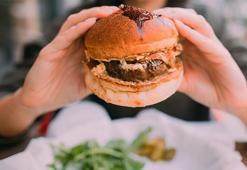 Yediği hamburgerden insan parmağı çıktı! Ülkede büyük tartışma yarattı