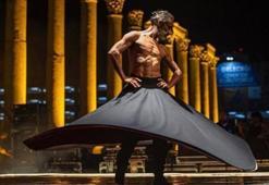 İzmir'deki 'çıplak semazen' gösterisi tepkilere neden oldu!