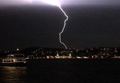 İstanbul'da kabus anları! Birçok noktaya yıldırım düştü...