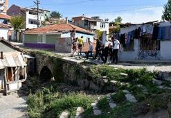 Tarihi Taş Köprü, evler arasında kayboldu