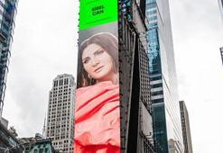 Sibel Can, New York Times Square'de!