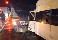 Aksaray'da tarım işçilerini taşıyan minibüs, TIR'a çarptı: 5'i çocuk 17 yaralı