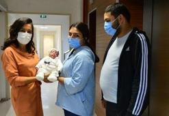 Taburcu olan bebeğini hastane kapısında kemanla karşıladı