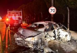 İzmir'de otomobil beton bariyerlere çarpıp yandı; 1 ölü, biri ağır, 3 yaralı