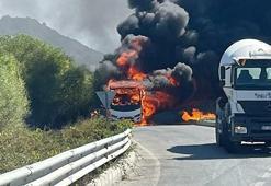 Kuşadası'nda Rus turistleri taşıyan midibüs alev alev yandı!