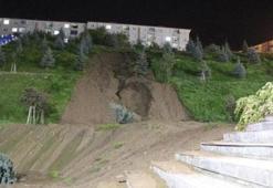 Erzurum'da toprak kayması korkuttu! Son anda kurtuldular