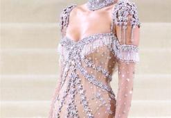 Kendall Jenner geceye şeffaf elbisesiyle damga vurdu!
