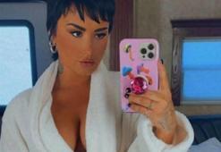 Demi Lovato beyaz mayolu pozlarıyla olay yarattı!