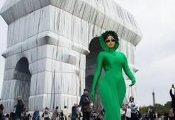Cardi B'nin yeşil elbisesi sosyal medyada konuşuldu!